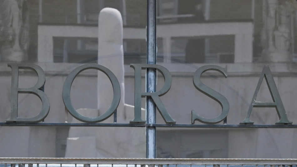 Borsa: Milano debole con Unicredit e Moncler, bene i petroliferi