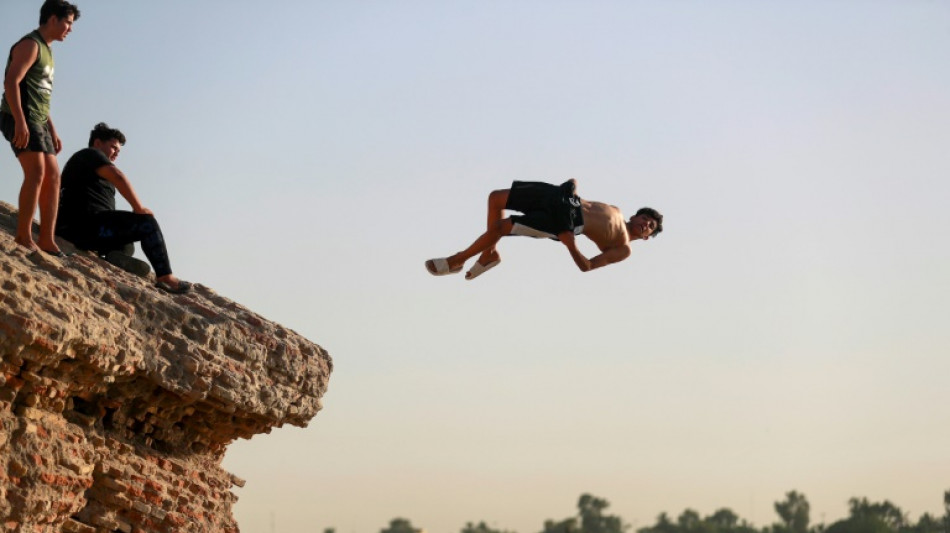 A Bagdad, des Irakiens inquiets pour leur fleuve, seule &eacute;chappatoire &agrave; la canicule