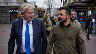 Johnson l&auml;uft bei Besuch in der Ukraine mit Selenskyj durch Kiew