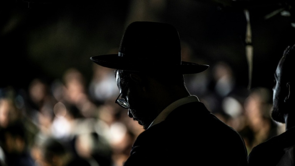 Entre l&aacute;grimas de f&uacute;ria, soldados israelenses s&atilde;o sepultados