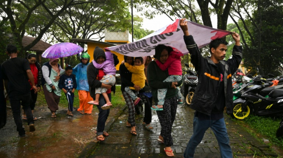 Lluvia y r&eacute;plicas obstaculizan b&uacute;squeda de sobrevivientes del terremoto en Indonesia