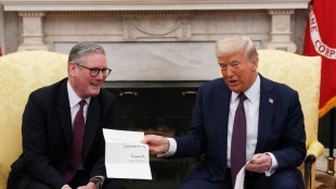 Ouro, carta real e indicações ao Nobel: como ganhar favores de Trump