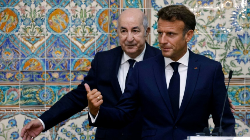 Macron poursuit sa visite en Alg&eacute;rie pour "b&acirc;tir l'avenir"