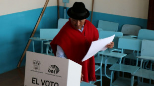 La comunidad indígena de un excandidato presidencial de Ecuador retiene a tres policías