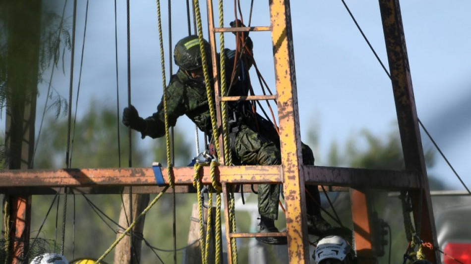 Un militar realiza un breve descenso en la mina mexicana donde est&aacute;n atrapados 10 obreros
