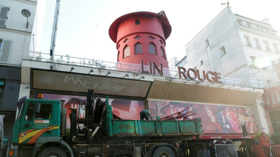 A Paris, les ailes du c&eacute;l&egrave;bre Moulin Rouge sont tomb&eacute;es, sans faire de bless&eacute;