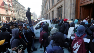 Manifestantes derrubam porta do pal&aacute;cio presidencial no M&eacute;xico