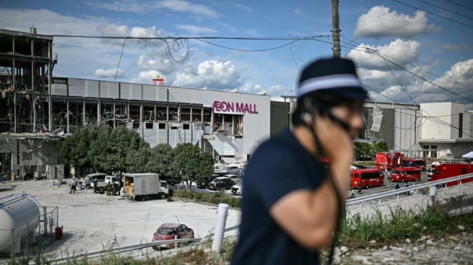 Rescatistas rastean con perros el centro comercial colpasado en Jap&oacute;n tras el terremoto
