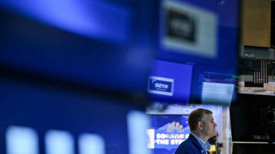 Wall Street termine en baisse, prudente avant une cascade de données