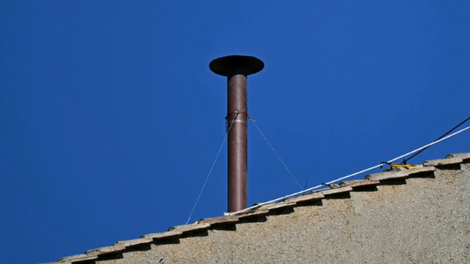 Vatican: la chemin&eacute;e sur la chapelle Sixtine install&eacute;e en vue du conclave