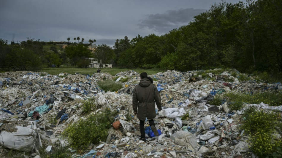 Gr&egrave;ce : des montagnes de d&eacute;chets sur les berges d'une rivi&egrave;re d'Ath&egrave;nes 