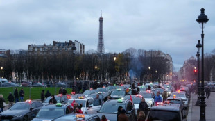 Transport des malades: 500 taxis manifestent pr&egrave;s de l'Assembl&eacute;e nationale &agrave; Paris