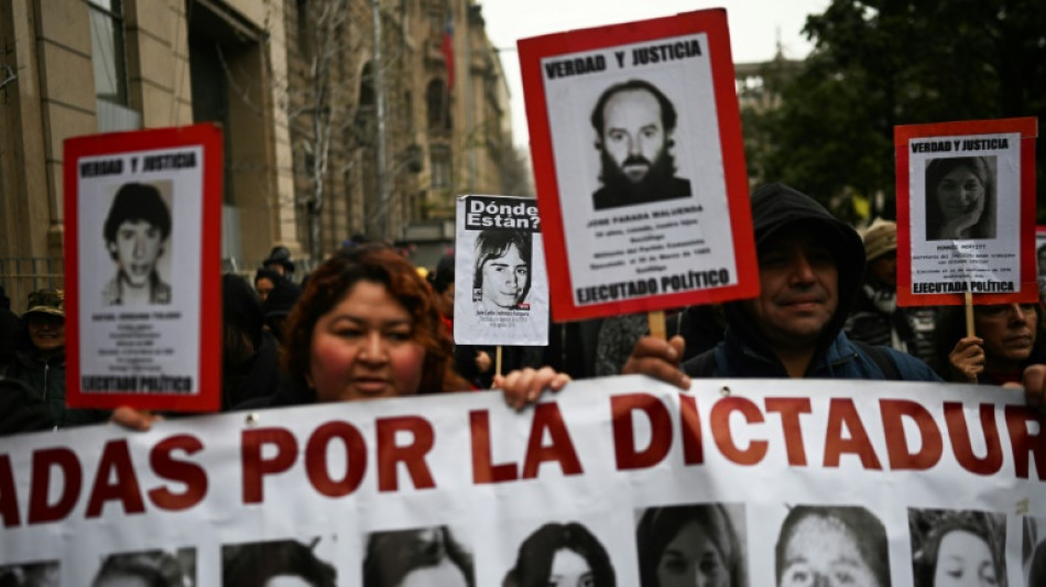 Dezenas são detidos em confrontos com a polícia durante marcha por vítimas da ditadura no Chile