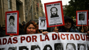 Dezenas são detidos em confrontos com a polícia durante marcha por vítimas da ditadura no Chile