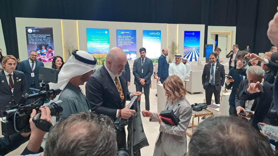 Dai gioielli alle scarpe, i doni ricevuti dalla premier Meloni andranno all'asta