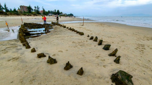 Taifun legt an Strand in Vietnam jahrhundertealtes Schiffswrack frei