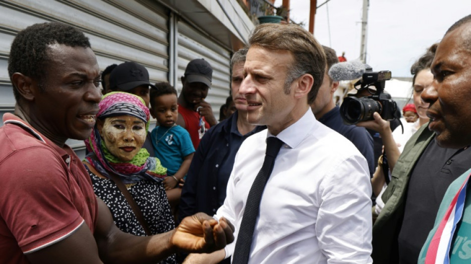 Macron quitte Mayotte apr&egrave;s une r&eacute;union de crise sur l'archipel d&eacute;vast&eacute;