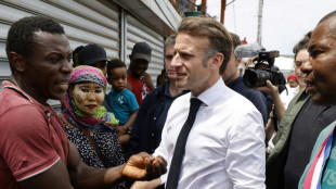 Macron quitte Mayotte apr&egrave;s une r&eacute;union de crise sur l'archipel d&eacute;vast&eacute;