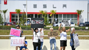 Des centaines de manifestants contre Elon Musk devant des magasins Tesla aux Etats-Unis