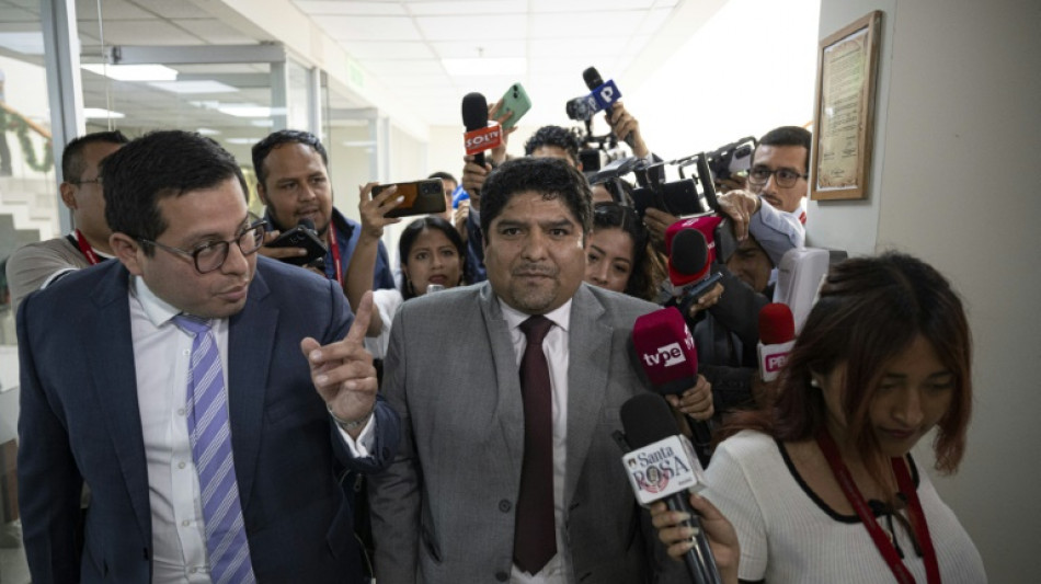 Ex-funcion&aacute;rio nega ter criado rede de prostitui&ccedil;&atilde;o no Congresso peruano