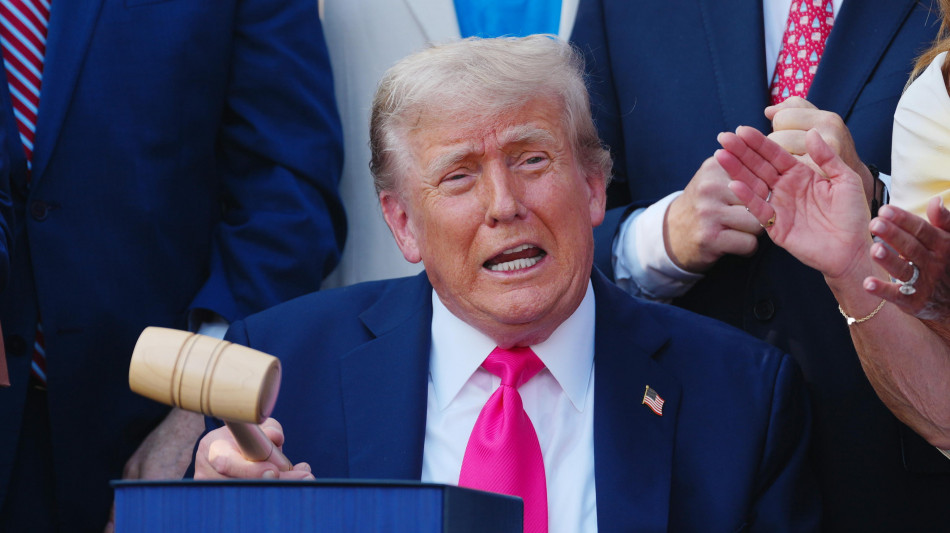 Trump, firmate 12 lettere per i dazi, partiranno luned&igrave;