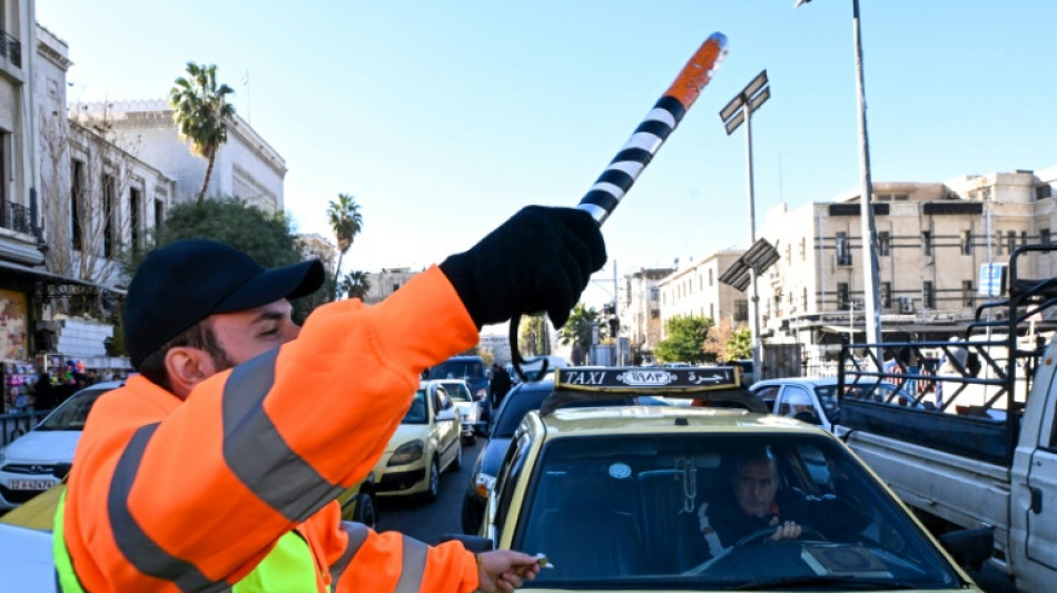 A Damas, de jeunes b&eacute;n&eacute;voles pr&ecirc;tent main-forte aux agents de la circulation
