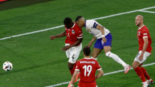 Francia aparca la pol&eacute;mica con victoria sufrida, estreno amargo para B&eacute;lgica