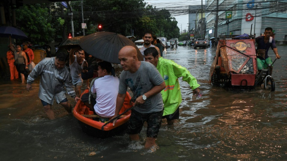 Un tif&oacute;n inunda las calles de la capital de Filipinas y amenaza Taiw&aacute;n