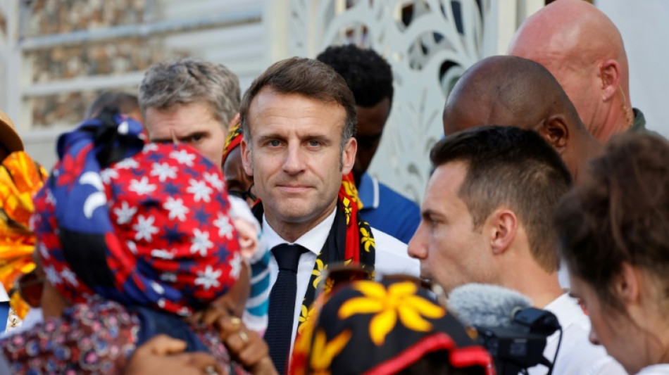 Macron quitte Mayotte apr&egrave;s une r&eacute;union de crise et une visite dans une zone enclav&eacute;e