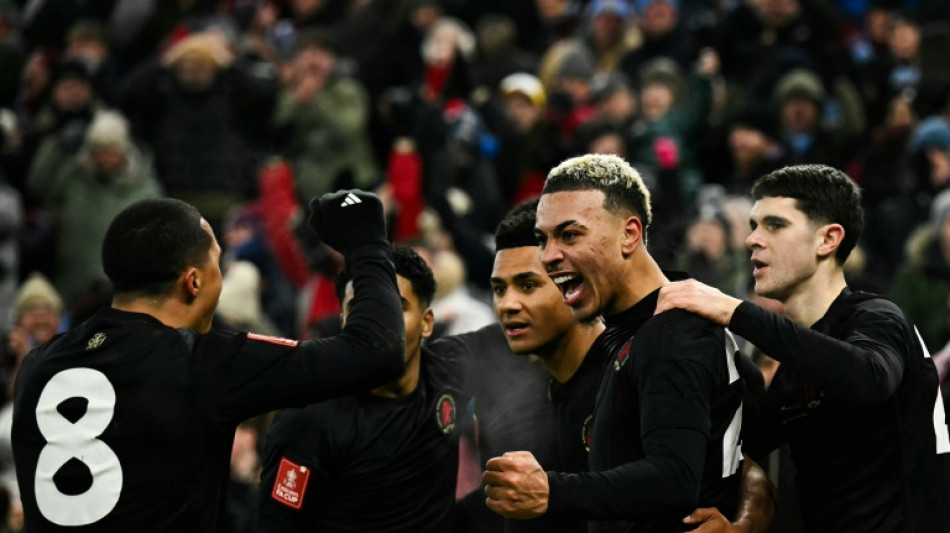 Aston Villa vira sobre West Ham (2-1) e avan&ccedil;a na Copa da Inglaterra