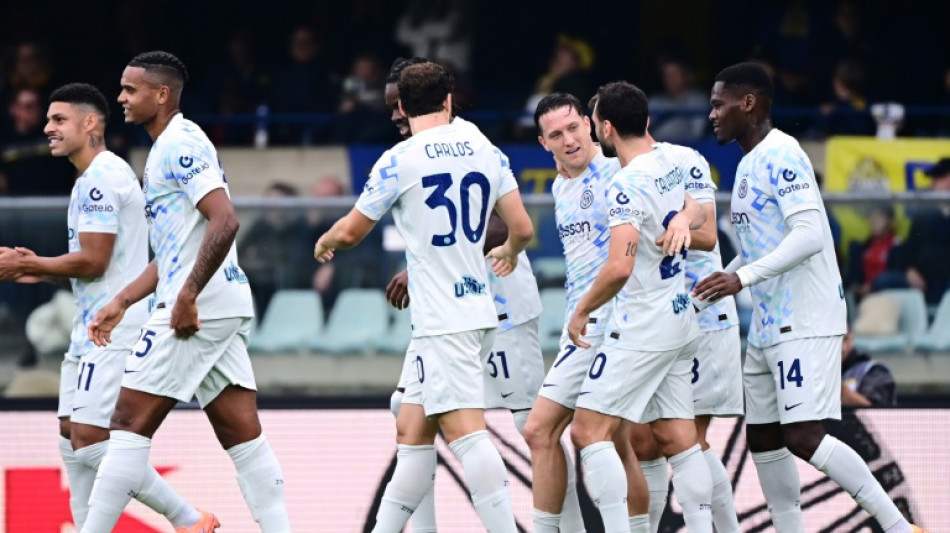 Inter de Mil&atilde;o vence Verona e encosta no l&iacute;der Napoli