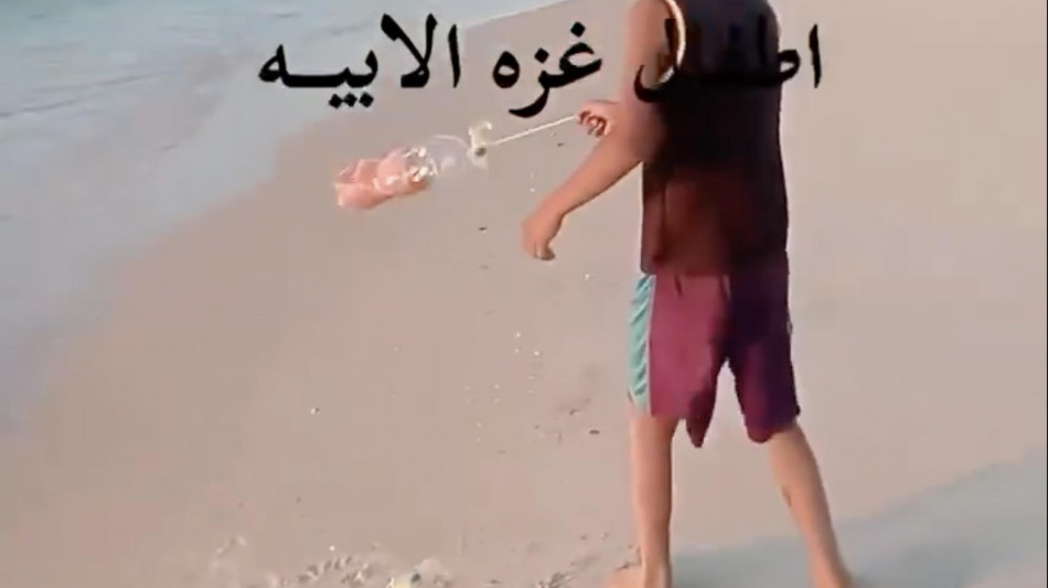 Aiuti in bottiglia per Gaza, ambientalisti protestano