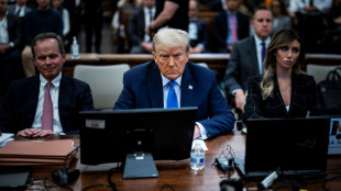 Trump, combatif et virulent, se d&eacute;fend au proc&egrave;s civil qui menace son empire immobilier