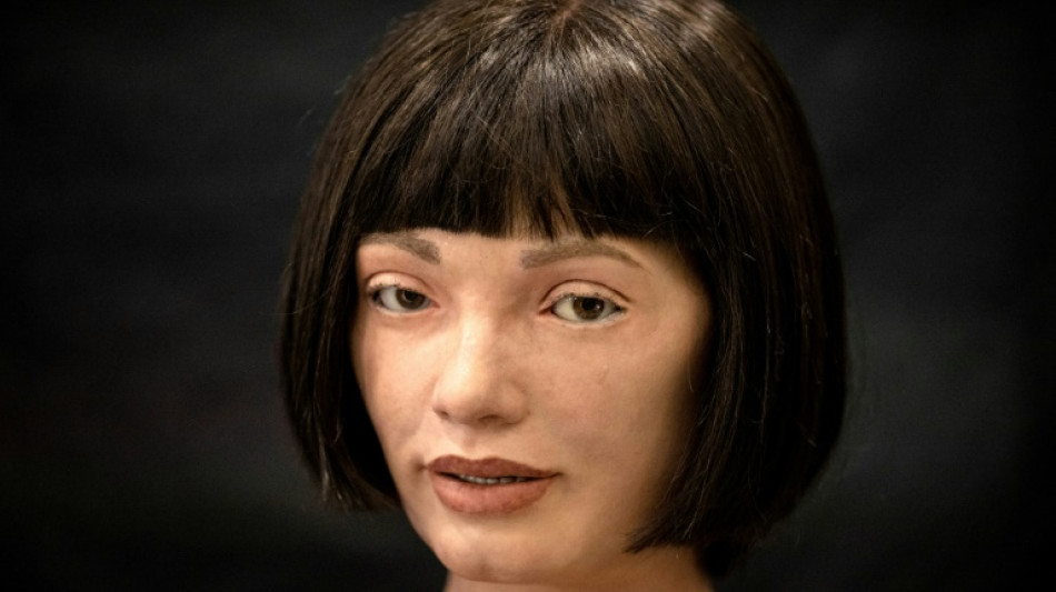 Une oeuvre d'un robot artiste humano&iuml;de aux ench&egrave;res &agrave; Londres