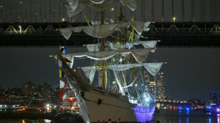 Deux morts dans le choc d'un voilier mexicain contre le pont de Brooklyn &agrave; New York