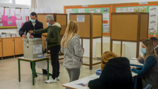 Les Chypriotes votent pour &eacute;lire leur pr&eacute;sident dans un scrutin serr&eacute;