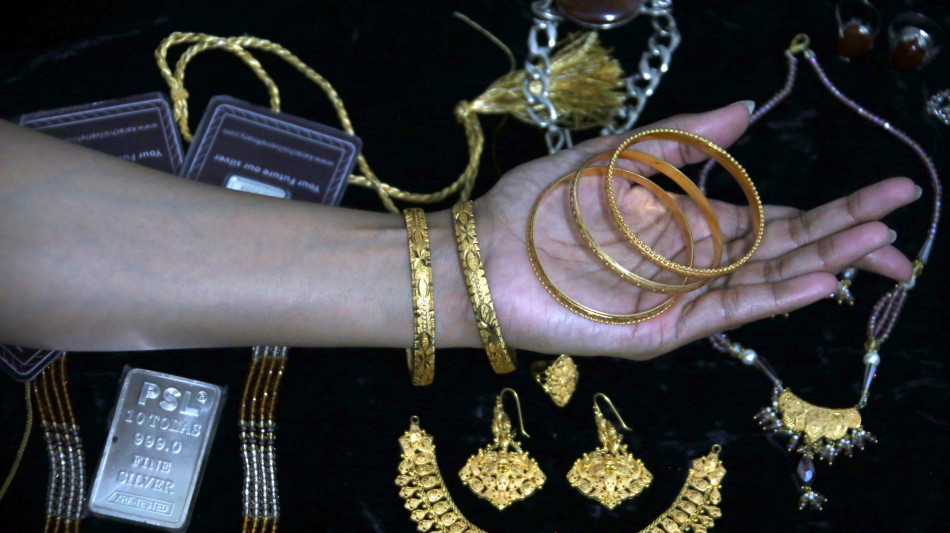 Oro in calo, spot a 4.786,04 dollari