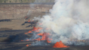 Fuentes de lava brotan del volcán Kilauea de Hawái, que se acerca a un año de erupción