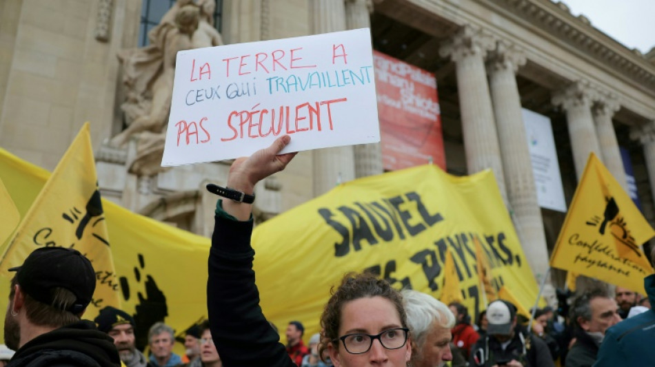 Action de la Conf&eacute;d&eacute;ration paysanne &agrave; Paris contre le libre-&eacute;change