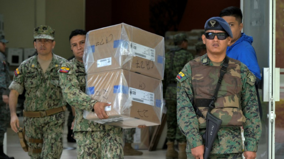 Vota&ccedil;&atilde;o &eacute; encerrada no Equador, abalado por assassinato de candidato presidencial