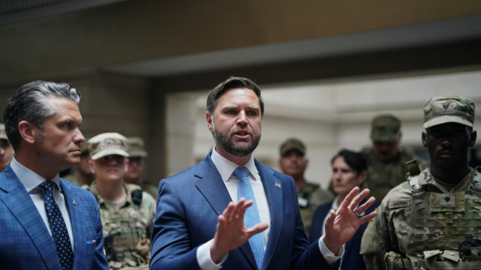 Vance &eacute; vaiado em visita a tropas destacadas em Washington