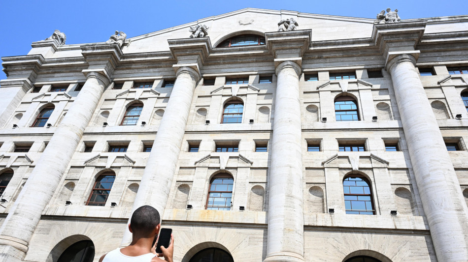 Borsa: Milano apre in calo, -0,21%