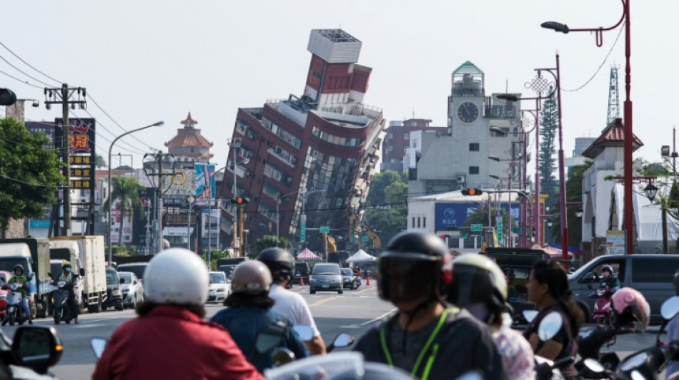 Equipos de rescate buscan a personas atrapadas tras sismo en Taiw&aacute;n