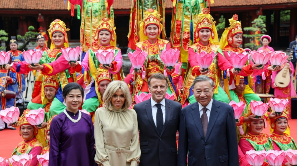 Macron desmente briga com esposa no desembarque no Vietnã