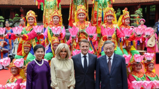 Macron desmente briga com esposa no desembarque no Vietnã