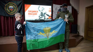 Bottes, b&eacute;rets et drapeau: en Russie, le "patriotisme" d&egrave;s le pr&eacute;au