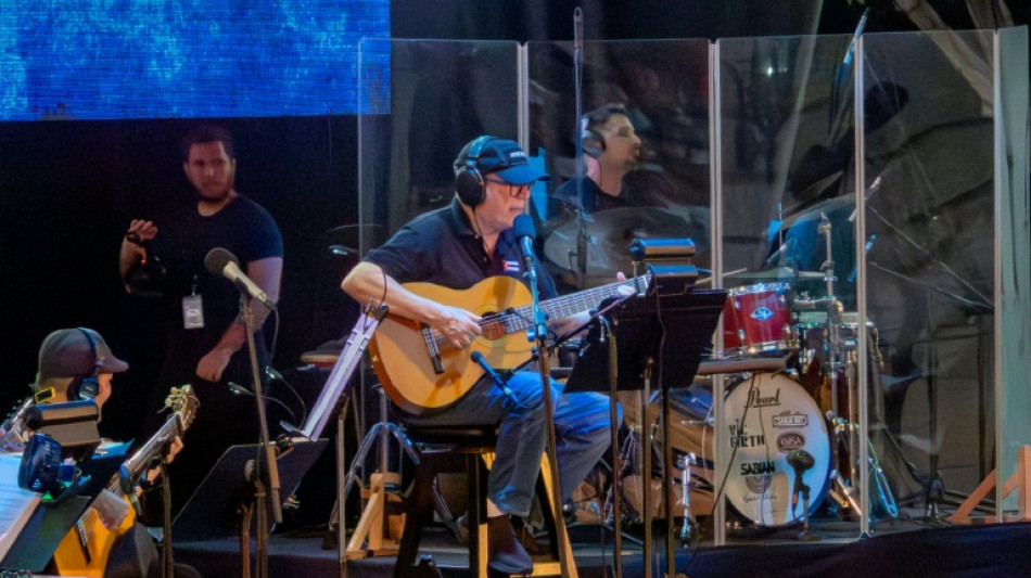 El cubano Silvio Rodr&iacute;guez inicia una gira latinoamericana con un emotivo concierto en La Habana 