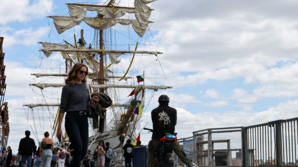 Tripulantes do navio que colidiu com ponte do Brooklyn chegam ao México