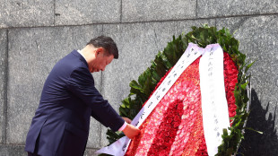 Xi rende omaggio al mausoleo di Ho Chi Minh ad Hanoi