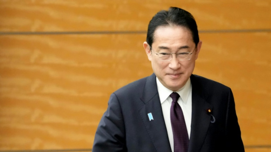 Primeiro-ministro japon&ecirc;s interrogado por 'go-go dancers' em reuni&atilde;o do partido